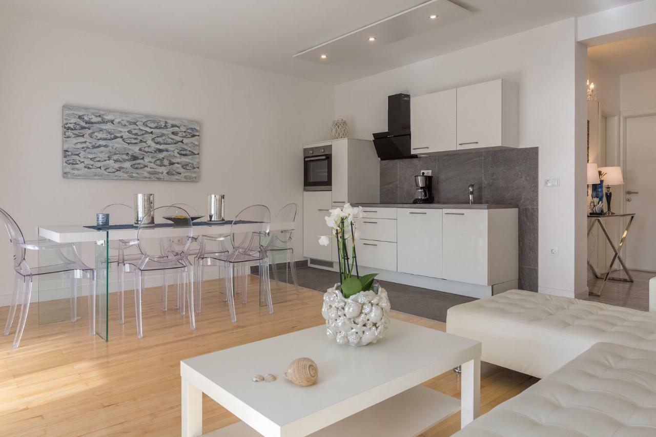 Apartments Villa Lux Dugi Rat Buitenkant foto